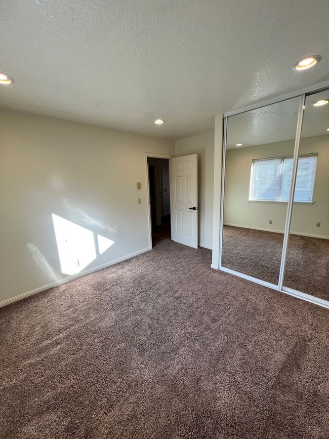 Building Photo - Three Bedroom House on Bend's West Side with RV Parking