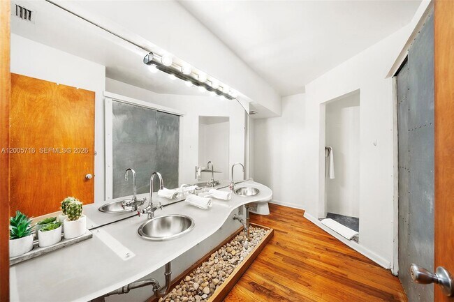 Building Photo - 5627 Granada Blvd