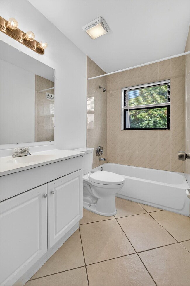 Building Photo - 1580 Montauk Dr