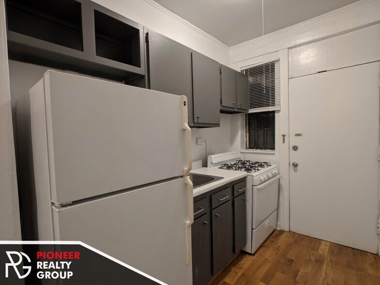 Building Photo - 634 W Barry Ave