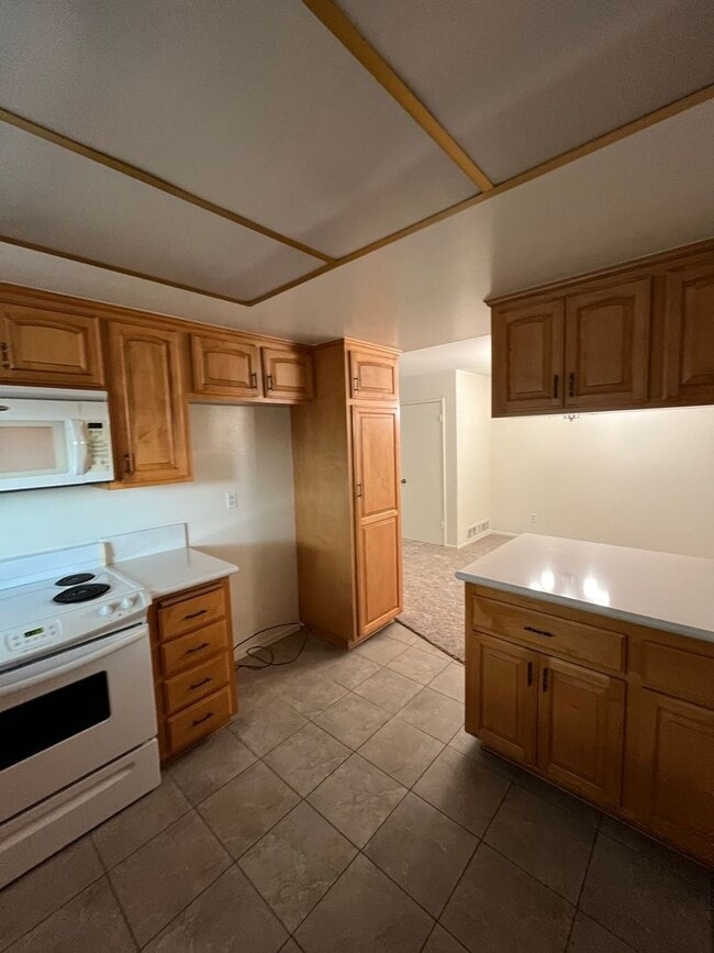 Building Photo - Beautiful 4 Bd Townhouse