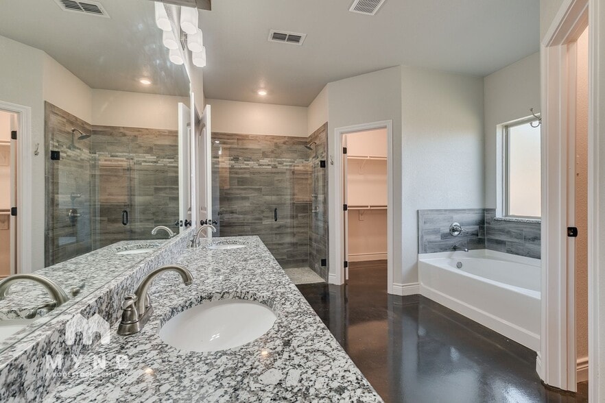 Building Photo - 359 E 9th St