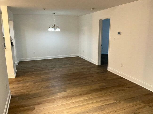 Building Photo - Beautiful 3BR 2BA condo located in the Decoverly neighborhood of Rockville