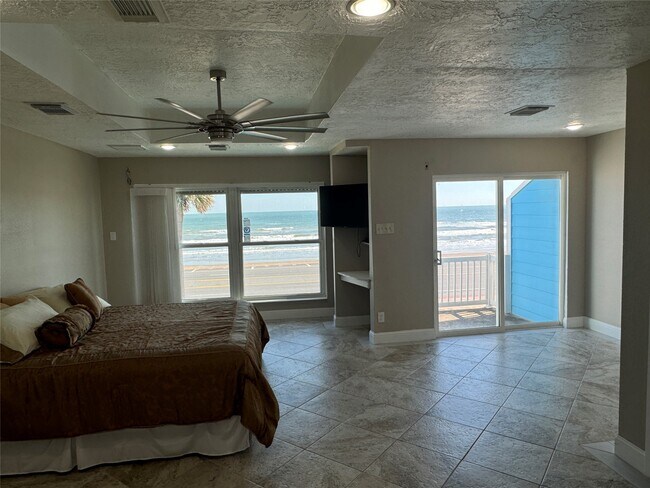 Building Photo - 8416 Seawall Blvd