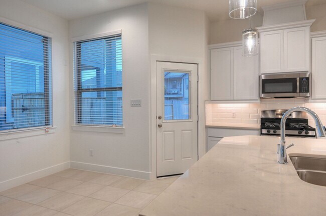 Building Photo - 1535 Crystal Stream Dr