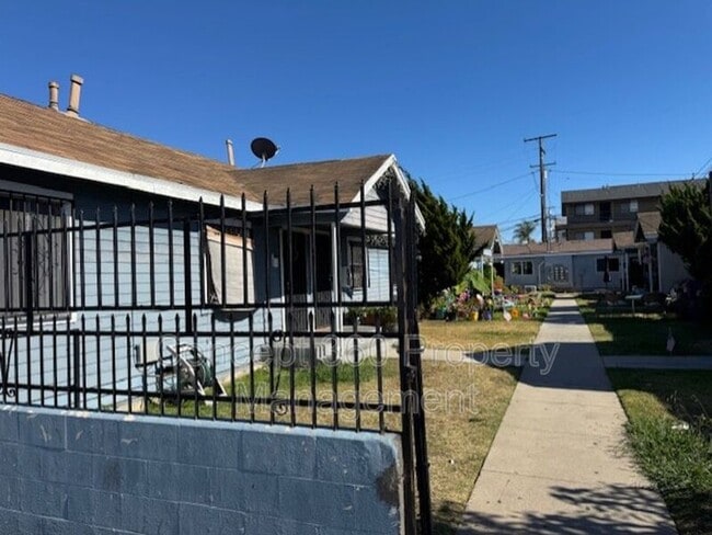 Building Photo - 2520 E Anaheim St