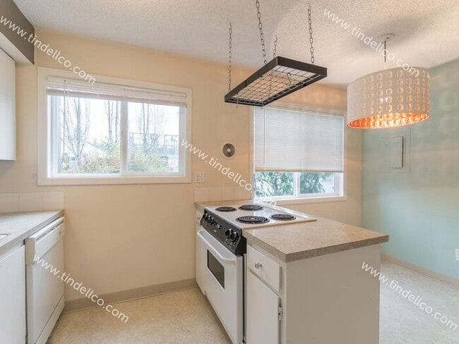 Building Photo - Charming Townhouse Style Home in Multnomah...