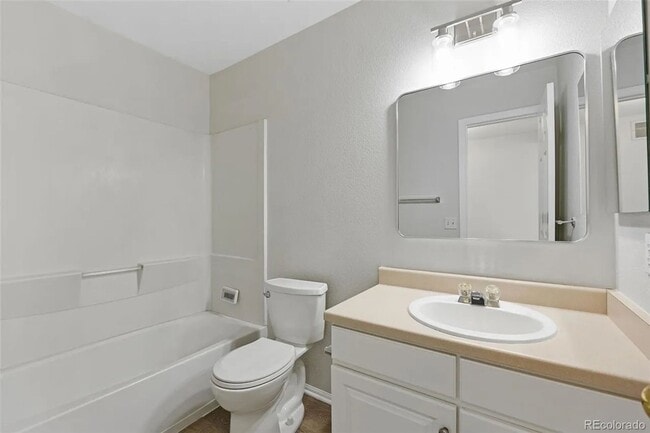 Building Photo - Newly Remodeled 3 Bed/3 Bath in Aurora.