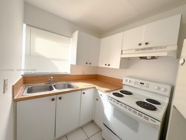 Building Photo - 2840 NW 15th Ct