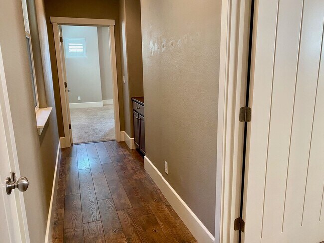 Building Photo - $3,200 Barclay Square, 4 Beds - Trenton Ln...