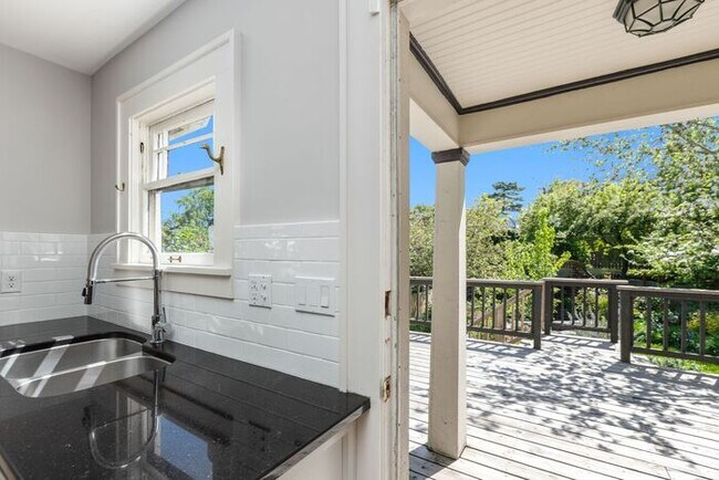 Building Photo - Charming AIR CONDITIONED Leschi Craftsman