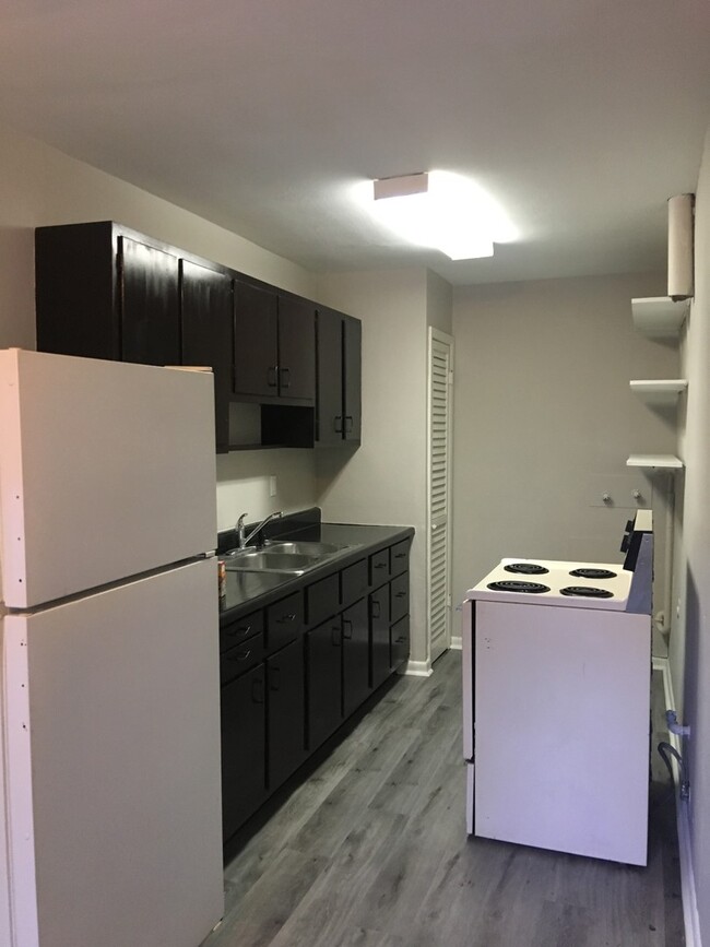 Building Photo - 1 Bedroom Apartment with New Appliances an...