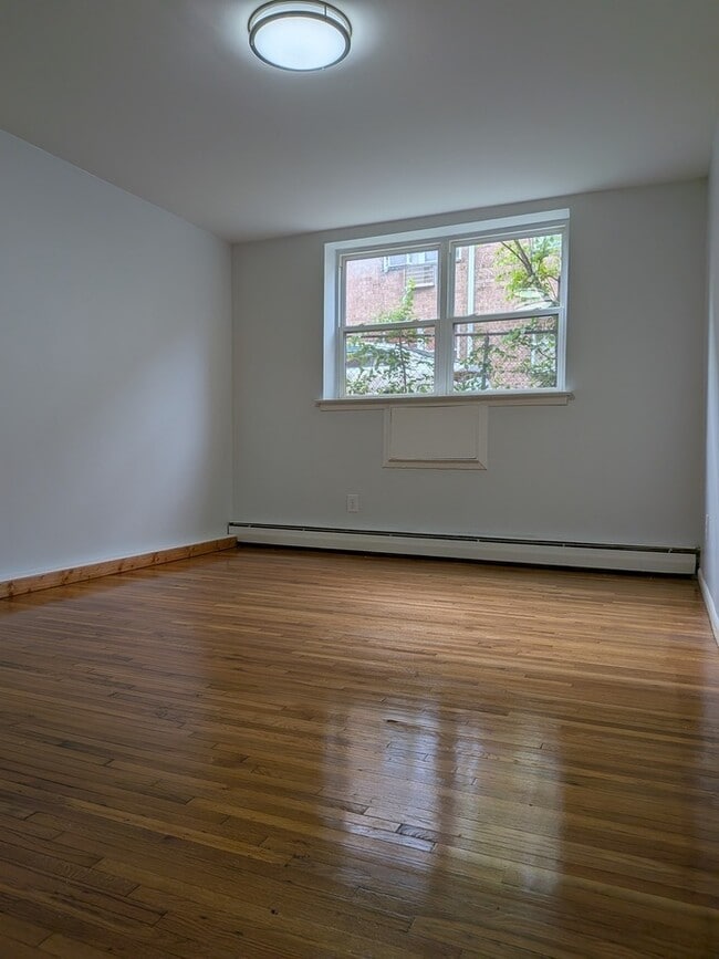 Building Photo - 385 Park Ave