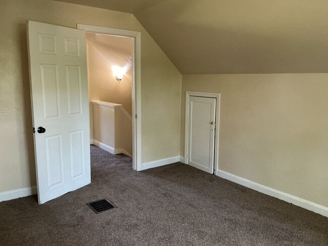 Building Photo - 3 Bedroom Single Family Home