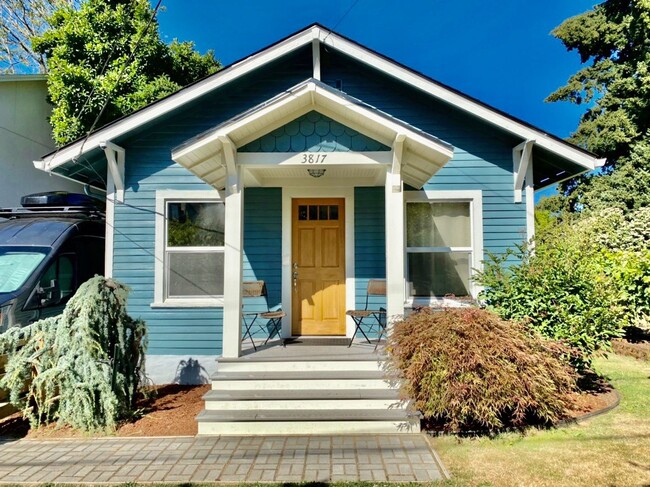 Building Photo - Wonderful Portland Bungalow in SE Portland...