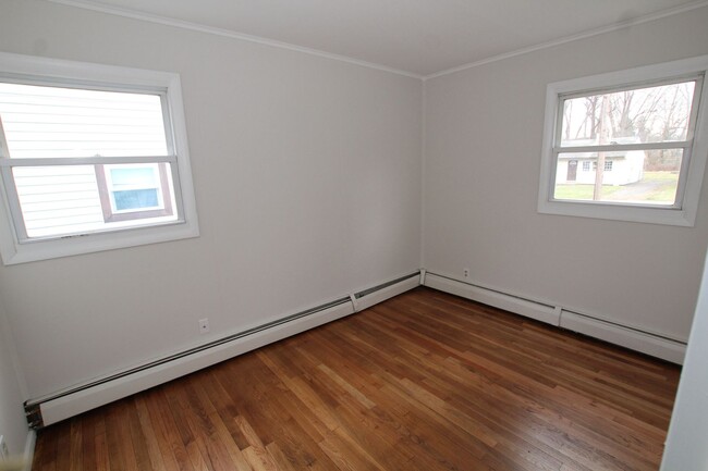 Building Photo - 3 Bedroom close to Uptown Kingston availab...