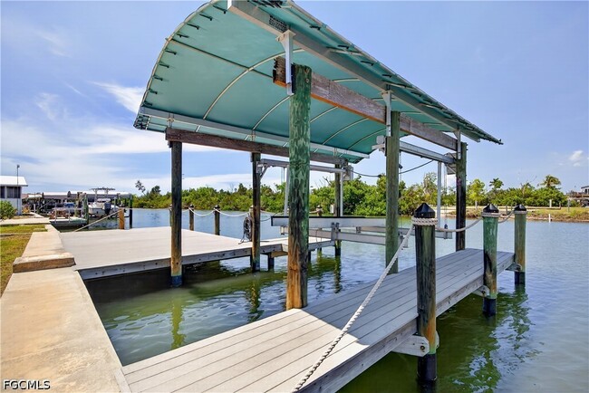 Building Photo - 3864 Royal Palm Dr