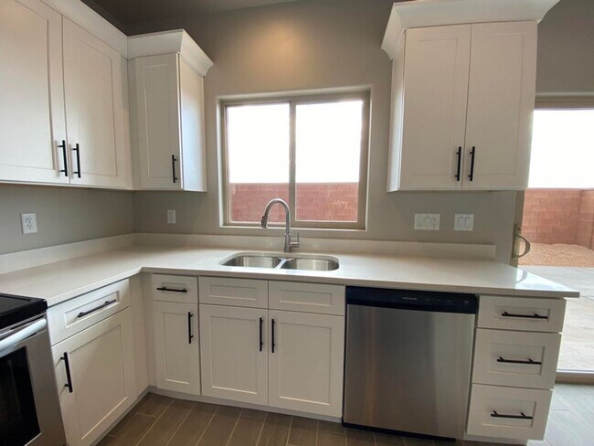 Building Photo - Beautifully Designed 3 Bedroom Townhome Ne...