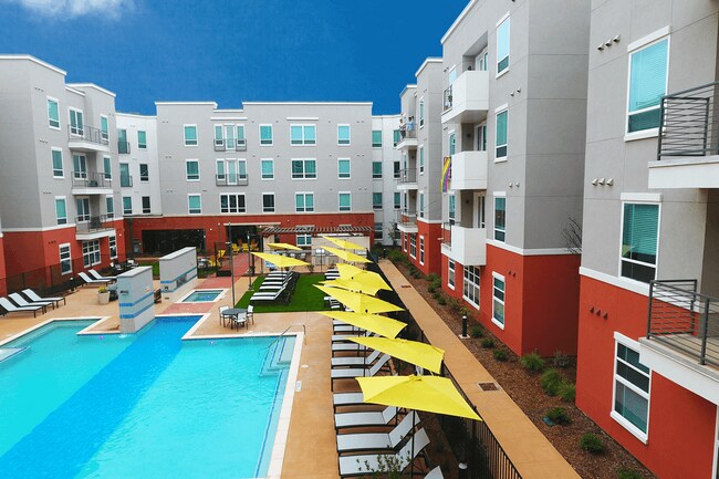 Building Photo - 1001 S Center St