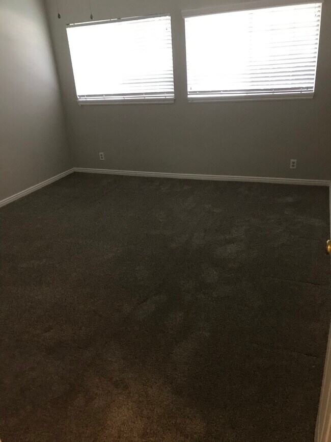 Building Photo - 650 S Main St