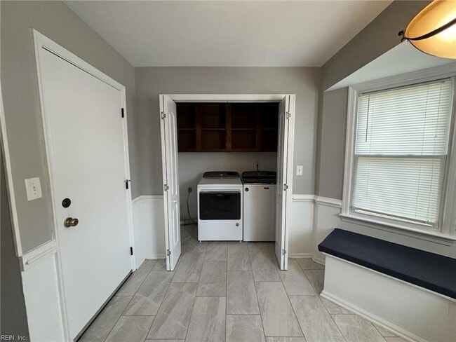 Building Photo - 605 Treemont Ct