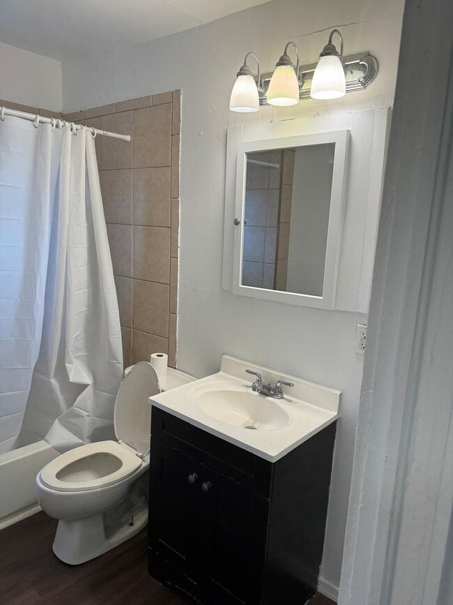 Building Photo - Recently Renovated Three Bed One Bath Read...