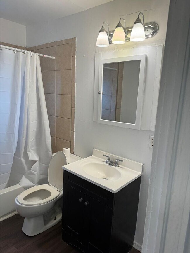 Building Photo - Recently Renovated Three Bed One Bath Ready For A New Tenant!