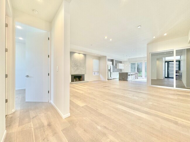 Building Photo - 12452 Beatrice St