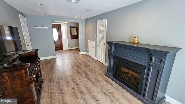 Building Photo - 213 8th St