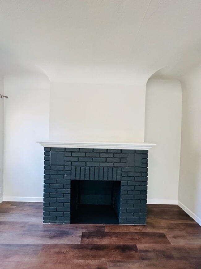 Building Photo - Adorable remodeled in 2023 2 bedroom 1 bathroom duplex available soon!