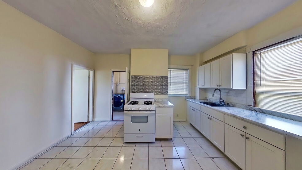 Kitchen - 29 Glenwood Sq