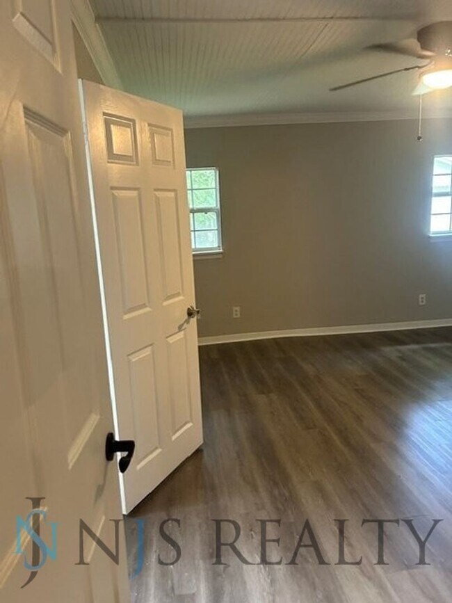 Building Photo - JUST RENOVATED! 2/1, 1180sq ft, Fully Updated Kitchen~Bath ~floors. NEW Appliances & Paint... wit...