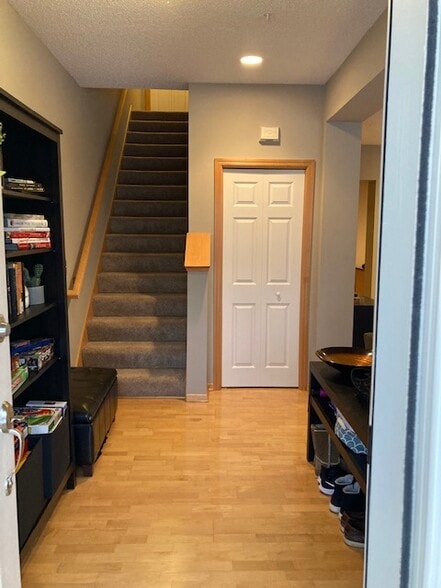 Building Photo - 1510 Zarthan Ave S. #105