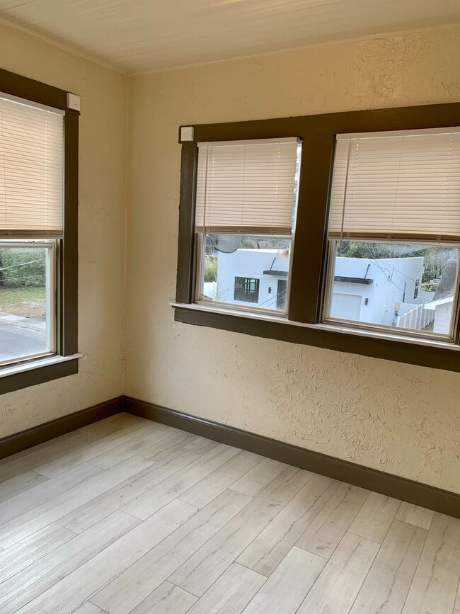 Building Photo - CHARMING AND UPDATED 2 BEDROOM 1 BATH.  MO...