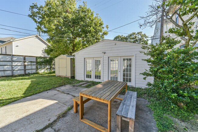 Building Photo - 2411 Wroxton Rd