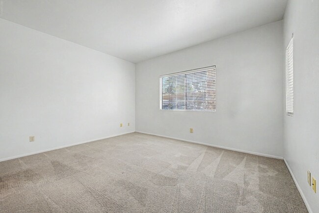 Building Photo - 930 N Mesa Dr