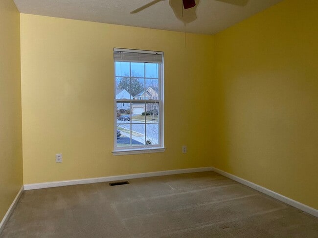 Building Photo - Charming 4 Bedroom/2.5 Bathroom in White M...