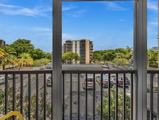 Building Photo - 3375 N Country Club Dr