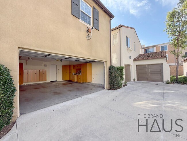 Building Photo - Desirable Oak Creek Community Detached Home with Two Car Garage