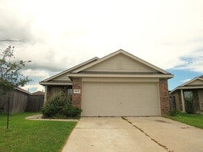 Building Photo - Baytown/Highlands Ready to be Occupied