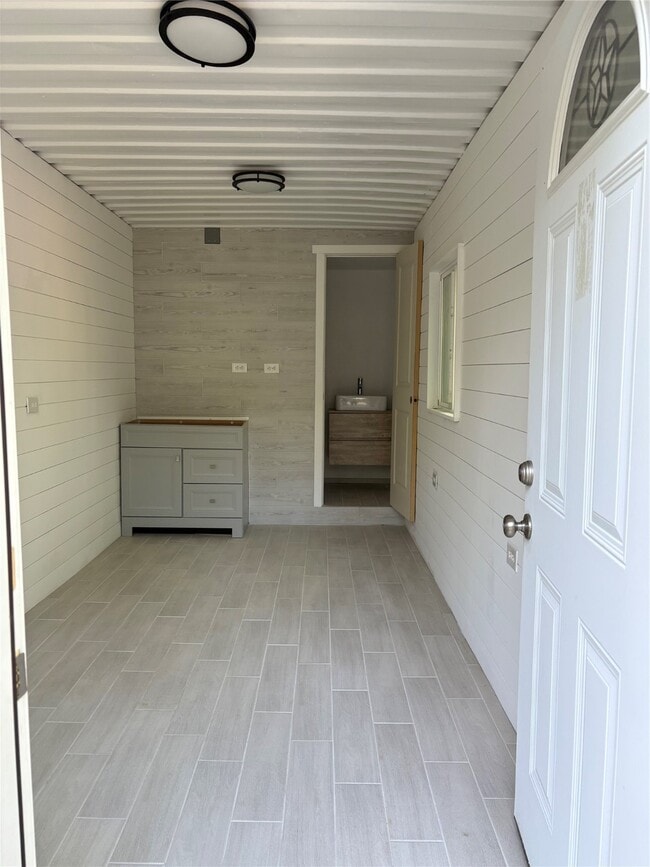 Building Photo - 919 Brooks Ave