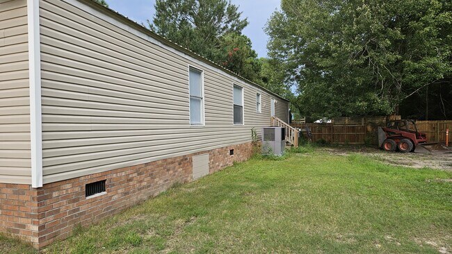 Building Photo - 610 E Branch Dr