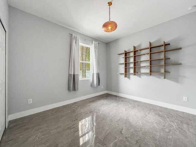 Building Photo - 1703 W Rio Vista Ave