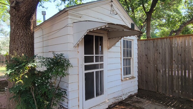 Building Photo - PRE-LEASING FOR September! Quiet Quaint Pr...