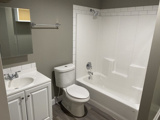 Building Photo - SUBLEASE - HUGE 3 bedroom house in EUDORA