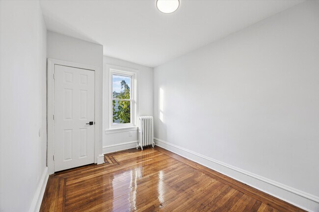 Building Photo - 5818 Addison St