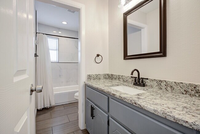 Building Photo - 608 E Eufaula St