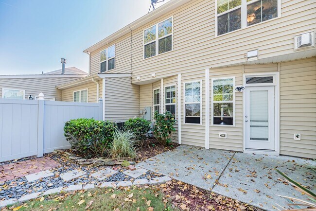 Building Photo - Beautiful 3-Bed, 2.5 Bath Townhome Available on 8/15!