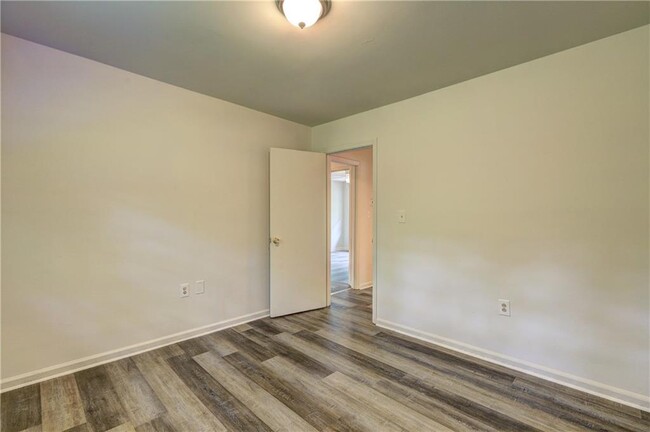 Building Photo - 305 Moreland Way