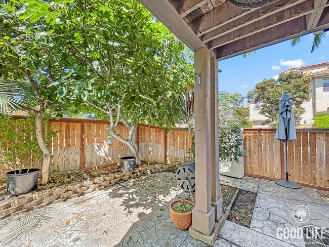 Building Photo - Stunning 3BD/2.5BA Townhouse in Eastlake W...